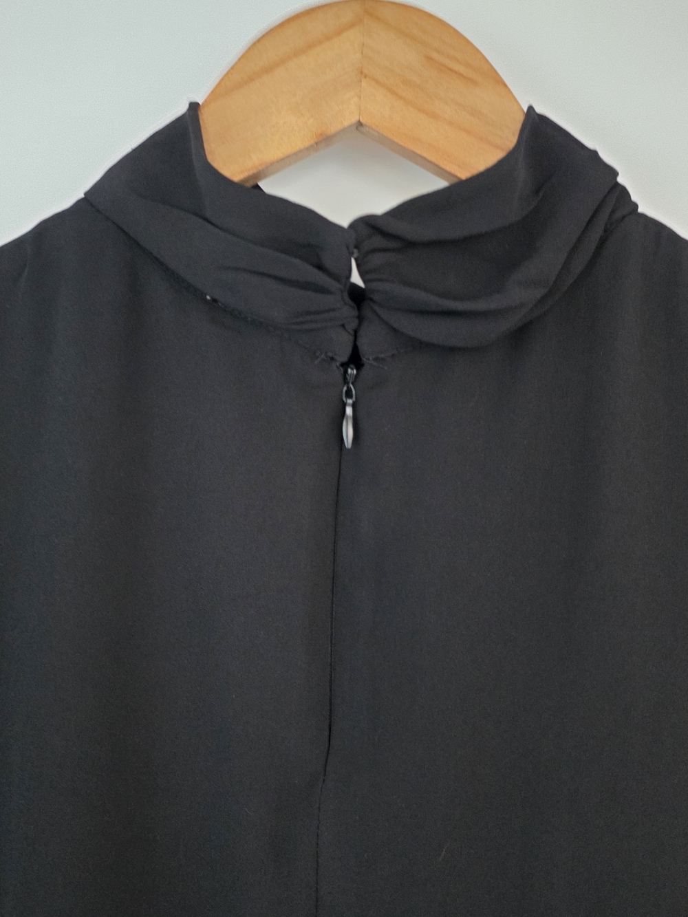 Elie Tahari Black Mock Neck Sleeveless Top Womens Size Medium - Picture 3 of 12